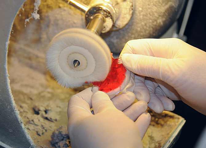 Polishing a Hawley Retainer